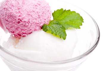 Detail von Himbeer und Zitroneneis mit Minze