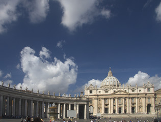 Obraz premium St. Peter's basilica with colonade and fountain