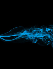 Fumo azul contra fundo preto (alta resolução)