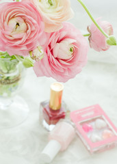 ピンクのラナンキュラスとコスメティック