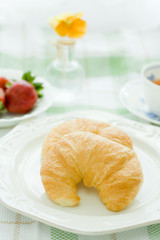 クロワッサンの朝食