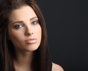 Obraz premium Close-up studio portrait of a sexy young smiling woman.