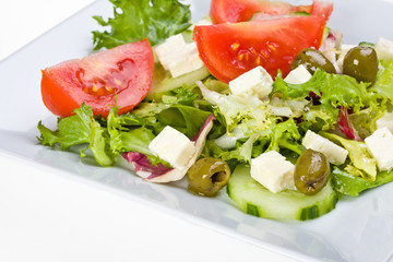Griechischer Salat auf einem weißen Teller