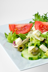 Griechischer Salat auf einem weißen Teller