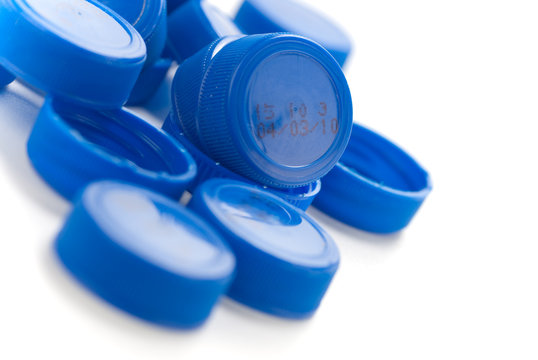 image, recyclage du plastique - bouchons de bouteille d' eau