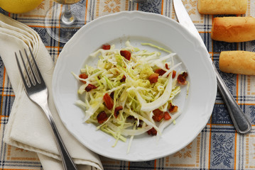 Cavolo cappuccio bianco con pancetta in insalata