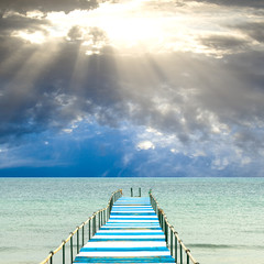 Obraz premium Blue and white pier goes into sea
