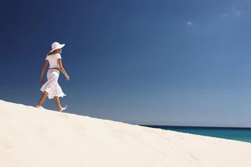 Fotobehang Sotavento Beach, Fuerteventura, Canarische Eilanden vrouw op duin