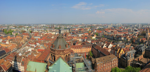 Fototapeta na wymiar Kolorowe dachy Strasburga