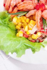 green salad with prawns and corn