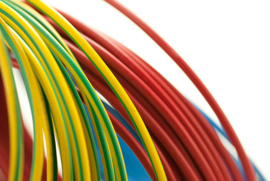 image d'une bobine de fil électrique  rouge, bleu, vert - jaune