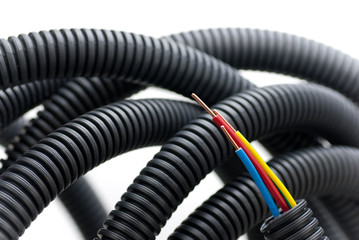 image d'une bobine de fil électrique rouge, bleu, vert - jaune