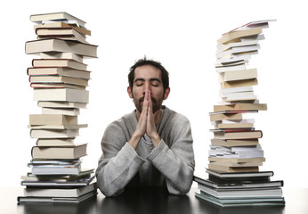 riflessione di un uomo con troppi libri in testa