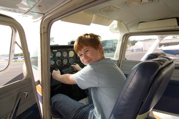 Simon im Cockpit einer Cessna vor dem Abflug