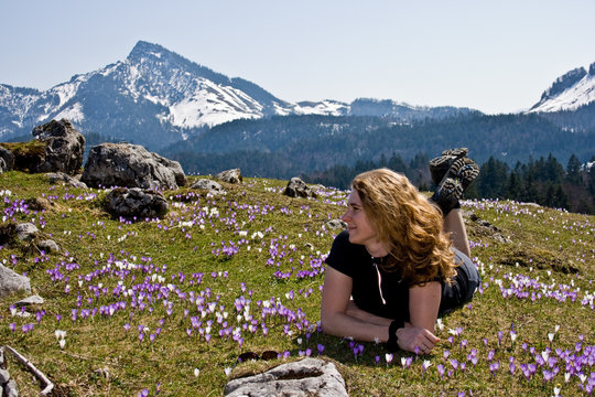 M&auml;dchen auf Blumenwiese