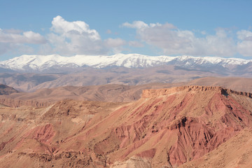 Fototapeta na wymiar ośnieżone szczyty Atlasu