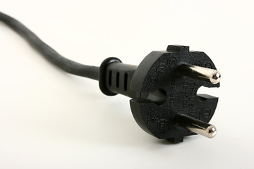 schwarzer Netzstecker