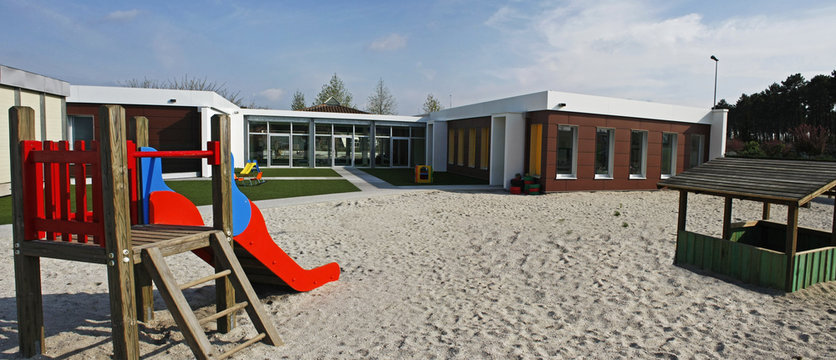 Ecole maternelle r&eacute;cente avec cour en sable