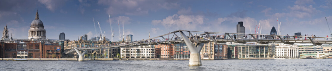 Panoramic picture of St Paul's Cathedral and Millennium Bridge.