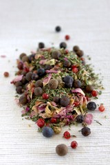 Gewürzmischung mit Wacholder, Pfeffer und Rosenblätter