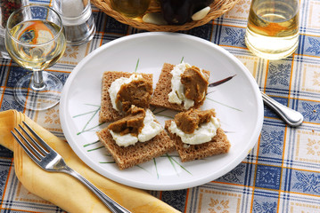 Crostini al cacio e crema di melanzane - Antipasti toscani