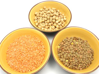 Drei Keramikschalen mit Kichererbsen roten und Tellerlinsen