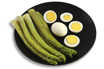 piatto di asparagi con uova sode