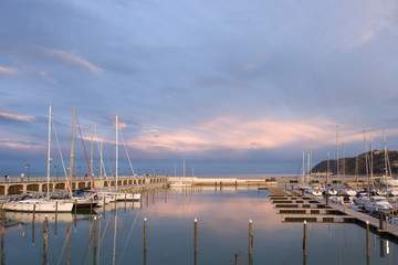 Fototapeta na wymiar Barche a vela nel porto turistico di Cattolica in Emilia Romagna
