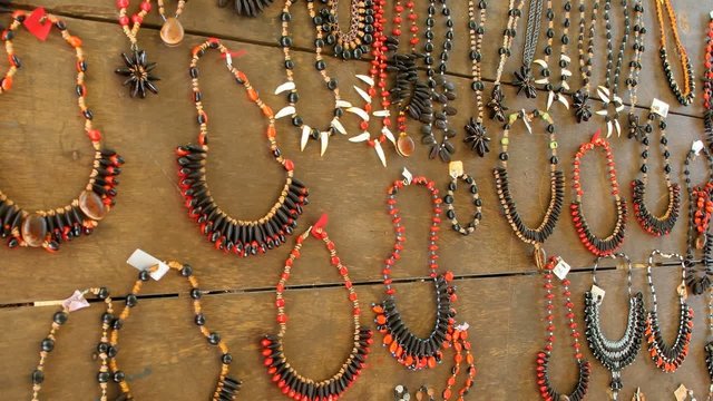 Colliers en graines de Guyane.