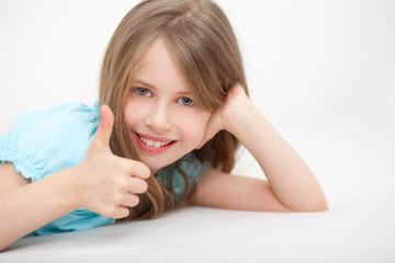 Fototapeta premium thumb child - daumen kind