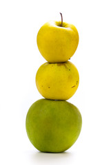 fruits - image de trois pommes en équilibre sur fond blanc