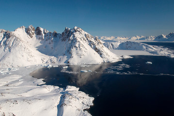 Greenland, ice floe and mountains © Anouk Stricher