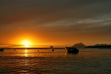 barque au coucher de soleil aux Antilles