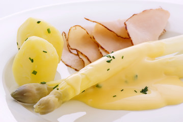 Frischer Spargel mit Schinken