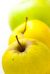 fruits série - image de trois pommes sur un fond blanc
