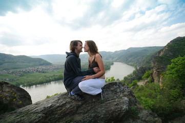 Junges Paar küsst sich in der Wachau über dem Donautal