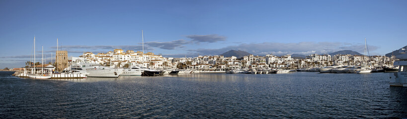 Fototapeta na wymiar Panoramiczny widok z portu w Puerto Banus, Hiszpania