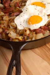 Cercles muraux Oeufs sur le plat Corned beef hash and egg breakfast