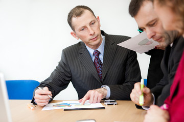 Personnages en réunion