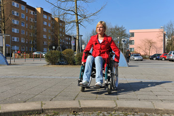 Junge Frau im Rollstuhl