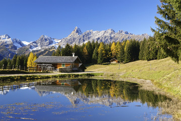 Bergsee mit H&auml;uschen