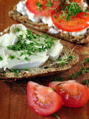 vollkornbrötchen mit frischen tomaten und käse