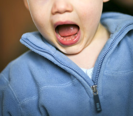 Obraz na płótnie Canvas Chłopiec z otwartymi ustami