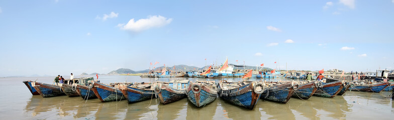 Fototapeta na wymiar chińskich rybaków na łodzi.