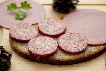 Brot mit Salami