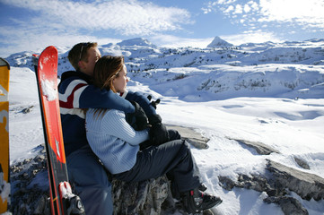 couple en vacances au ski