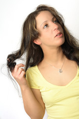 Fototapeta premium frau zwirbelt die haare und schaut zur seite