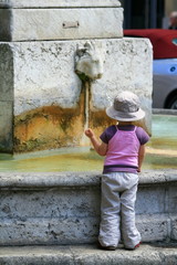 La fillette et la fontaine