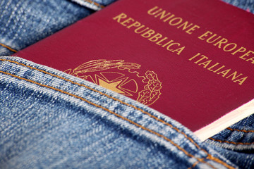 passaporto italiano in tasca