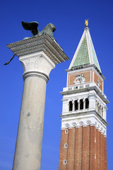 Fototapeta na wymiar campanile à Venise et son symbole, le lion